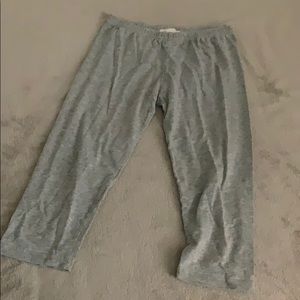 Comfy, mid length leggings, reaches to ur knees.